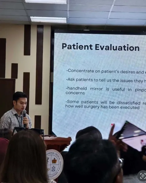Dr. Romero lecturing on patient evaluation